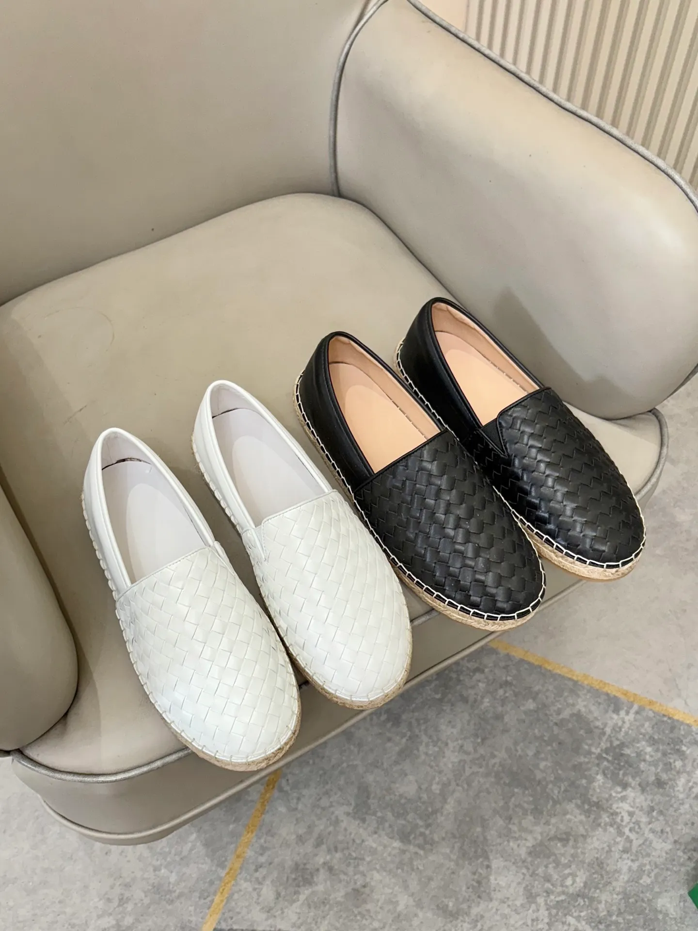 P420. BV men's casual shoes, handsome and versatile low-top shoes, woven cowhide upper, pigskin lining for the feet, 🌺🌺perfect shoe last, 🌲🌲 fashionable and handsome, comfortable on the feet, 🚗🚗wear-resistant and non-slip rubber outsole. Code number: 38-44. 45 is custom-made and cannot be returned or exchanged